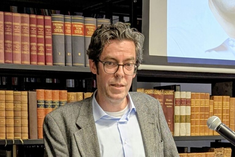 Journalist und Historiker Ferdinand Knauß: „Liberalismus und Konservatismus gehören für mich im 21. Jahrhundert zusammen.“ In der Bibliothek des Konservatismus stellt er sein Buch "Der gelähmte Westen" vor. (Themenbild)