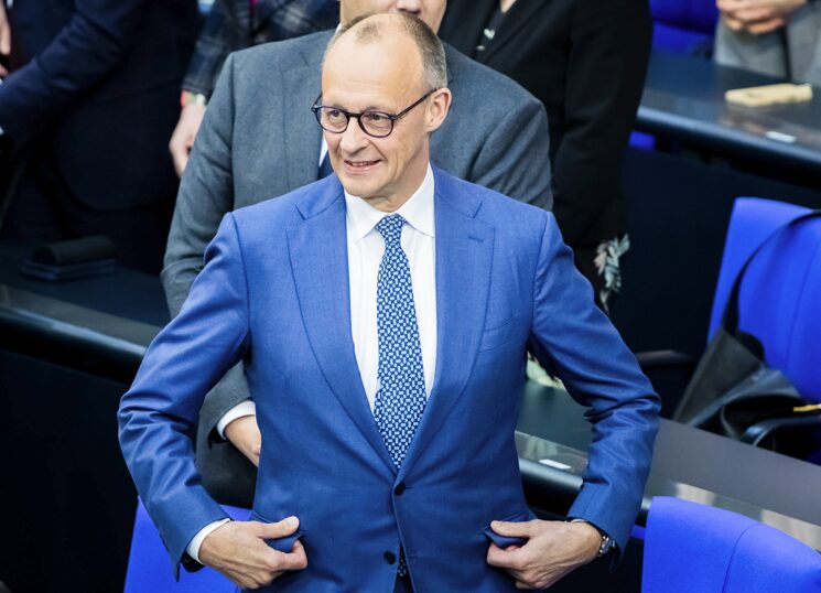 Nicht ganz so üppig wie geplant, trotzdem darf sich auch Kanzler Friedrich Merz (CDU) über ein Gehaltsplus freuen. Foto: picture alliance/dpa | Christoph Soeder