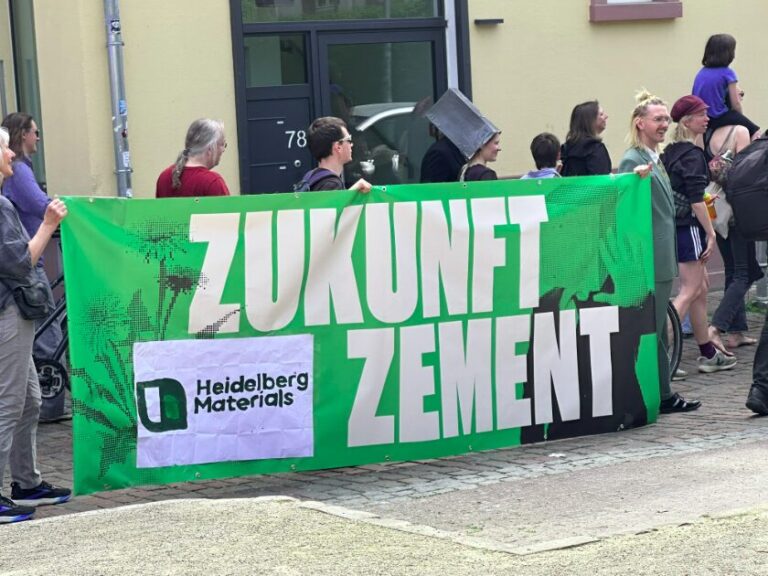 Die Demonstration der Klimaradikalen richtet sich gegen Zement.