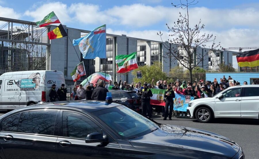 Demonstration für Irans Opposition: Pahlavi-Unterstützen zeigen Präsenz. 