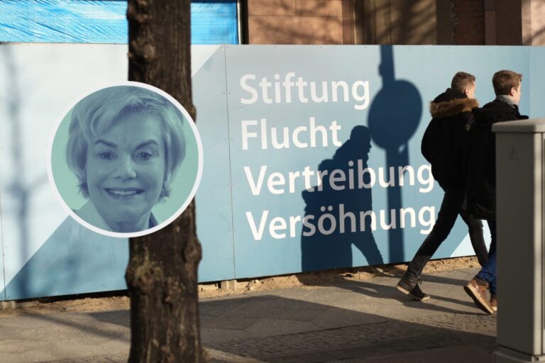 Bauarbeiten am späteren Dokumentationszentrum „Flucht, Vertreibung, Versöhnung, 2018. Viele bemängeln, dass die Erinnerung an die Vertreibung der Deutschen dort nur eine untergeordnete Rolle spielt. (Themenbild/Collage)
