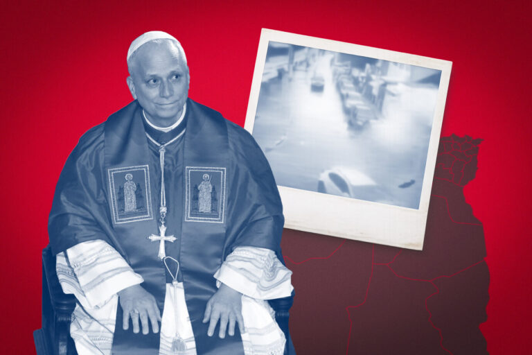 Papst Leo XIV. sitzt während seines Algerienbesuchs auf einem Stuhl, daneben sieht man ein Bild des Anschlags