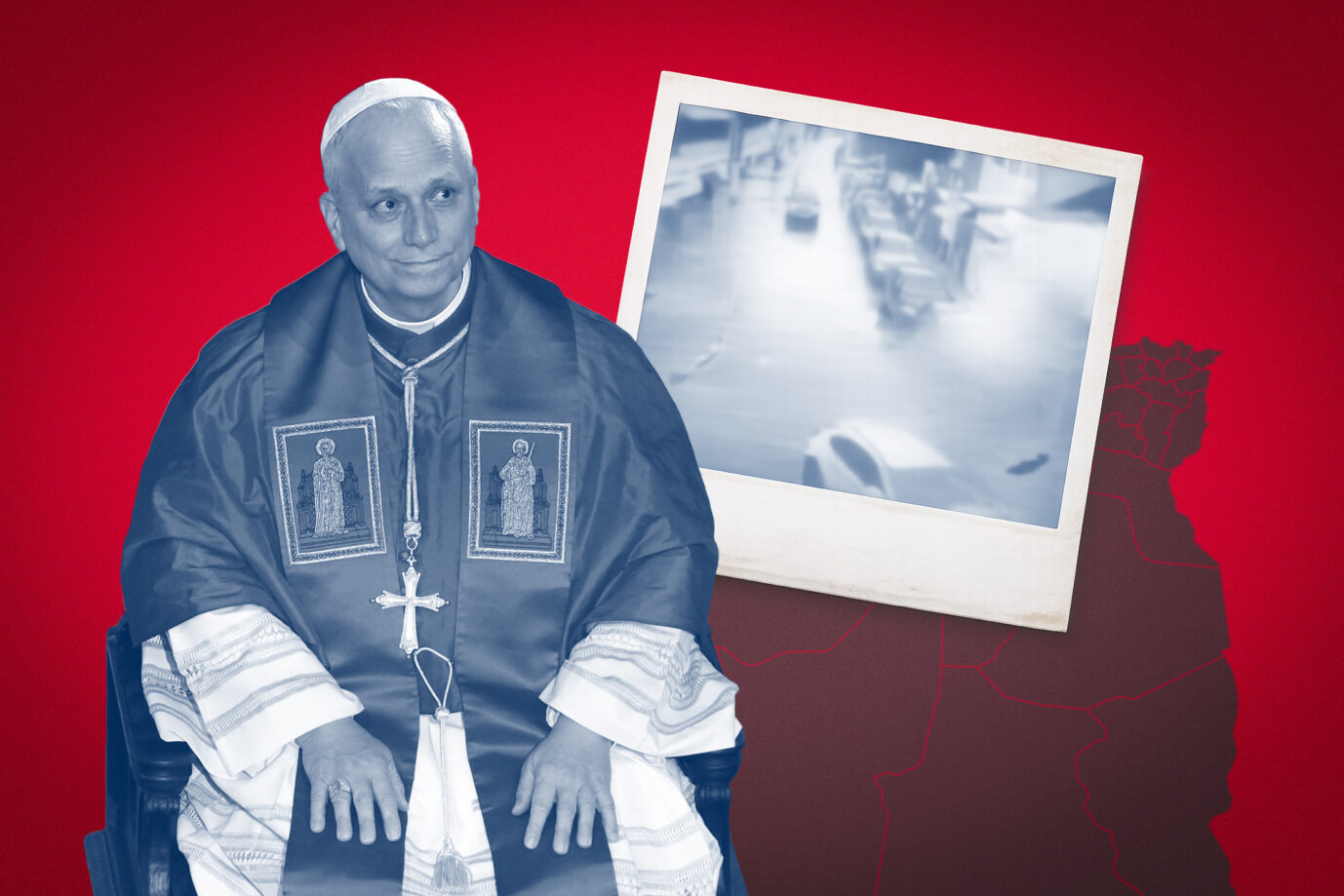 Papst Leo XIV. sitzt während seines Algerienbesuchs auf einem Stuhl, daneben sieht man ein Bild des Anschlags