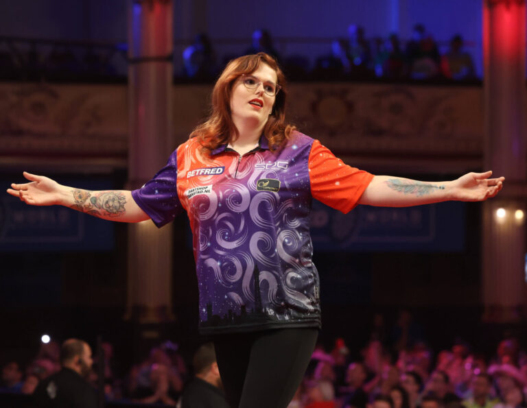 Wurde nach der neuen Regel zum Darts-Frührentner - zumindest im Frauenbewerb: Noa-Lynn van Leuven. Foto:Noa-Lynn van Leuven