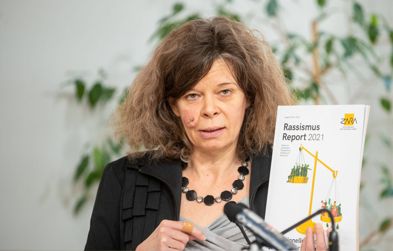 Die Schriftführerin des linken Vereins Zara, Barbara Liegl bei der Präsentation eines Rassismus Reports. Foto: IMAGO / SEPA.Media