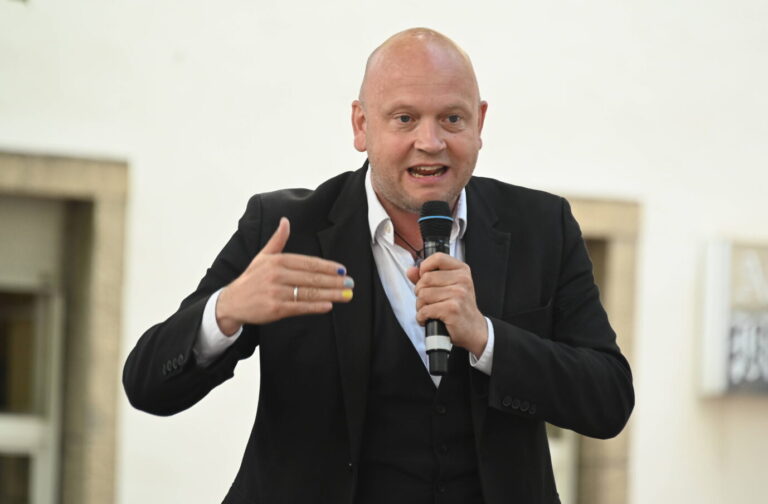 Theater-Regisseur, Kabarettist, Künstler und Moderator des „Achse des Guten“-Podcasts „Indubio“ Gerd Buurmann