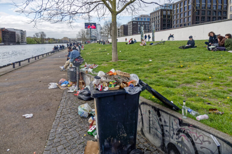 In Berlin sollen nun Touristen für das Einsammeln von Müll belohnt werden. Foto: IMAGO / Jürgen Held
