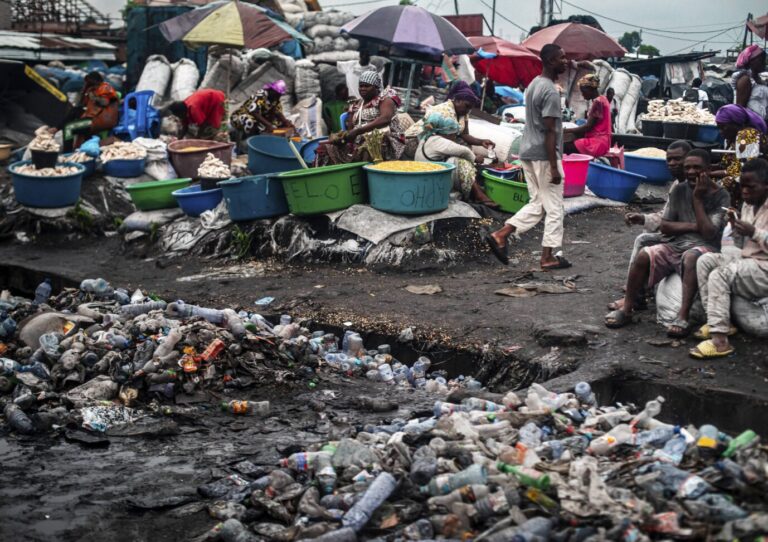 Markt in Kinshasa, Verkaufsstände inmitten von Plastikmüll. Hierher schieben die USA nun Migranten ab. Foto: IMAGO / imagebroker