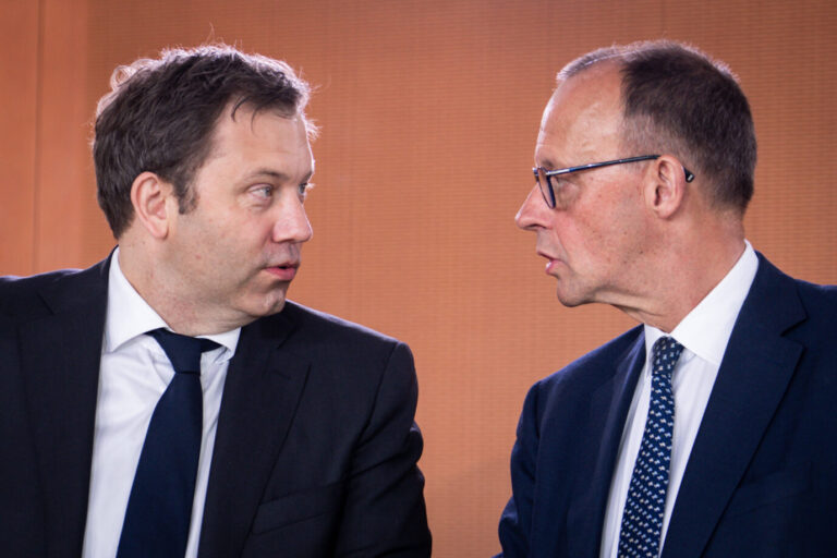 Das Bild zeigt Lars Klingbeil und Friedrich Merz. Die Bundesregierung hat sich auf Entlastungen für die Bürger geeinigt.