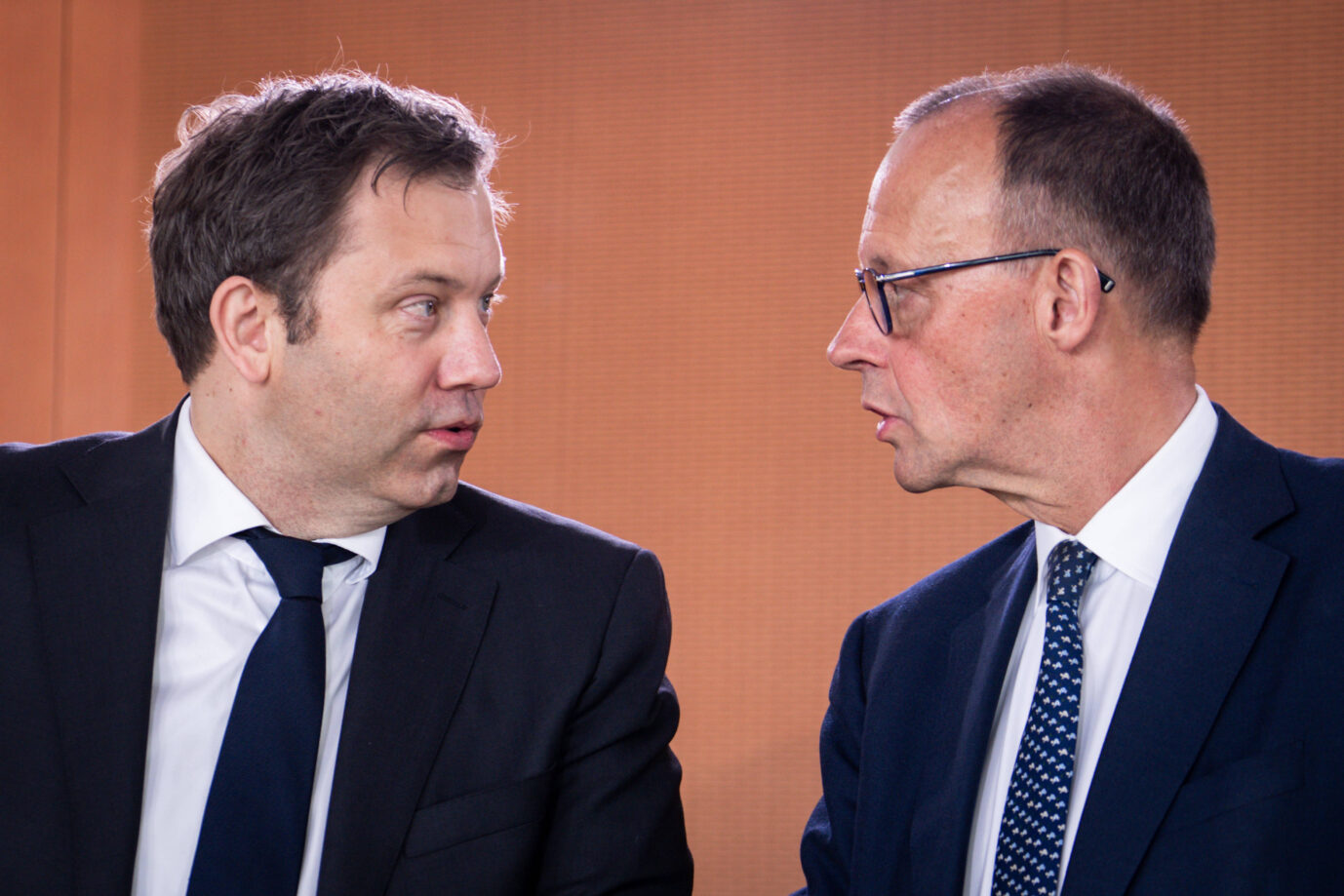 Das Bild zeigt Lars Klingbeil und Friedrich Merz. Die Bundesregierung hat sich auf Entlastungen für die Bürger geeinigt.