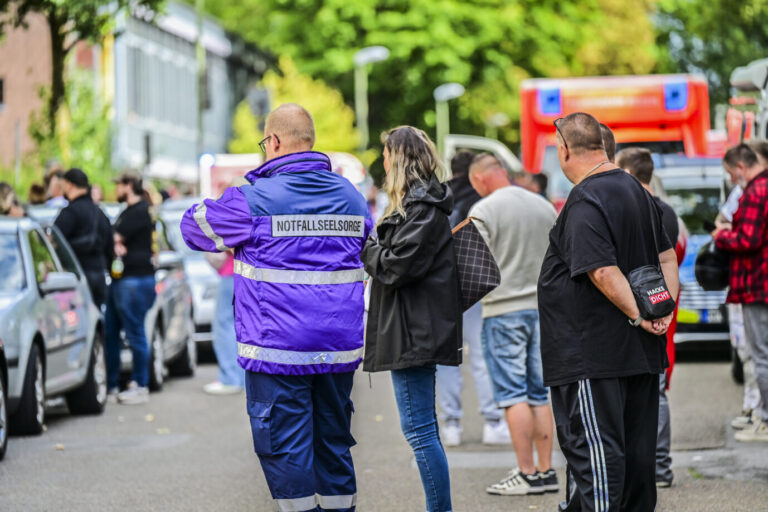 RECORD DATE NOT STATED Großeinsatz von Polizei, SEK,Feuerwehr, Rettungssanitätern, Polizeihubschrauber am Berufskollegs im Bildungspark an der Blücherstraße im Nordviertel. Eine Lehrerin des Berufskollegs im Bildungspark an der Blücherstraße im Nordviertel ist am Freitagmorgen durch Stiche attackiert und schwer verletzt worden ** NUR FÜR REDAKTIONELLE ZWECKE ** EDITORIAL USE ONLY **Angehörige warten an der Schule auf ihre Kinder am Freitag, dem 205. September 2025. Großeinsatz von Polizei, SEK, Feuerwehr, Rettungssanitätern, Polizeihubschrauber am Berufskollegs im Bildungspark an der Blücherstraße im Nordviertel. Eine Lehrerin des Berufskollegs im Bildungspark an der Blücherstraße im Nordviertel ist am Freitagmorgen durch Stiche attackiert. Der Tatverdächtige ist ein islamistischer Kosovare. Copyright: KerstinxKokoska doc829exm18zcg1htpg5d80 ,EDITORIAL USE ONLY