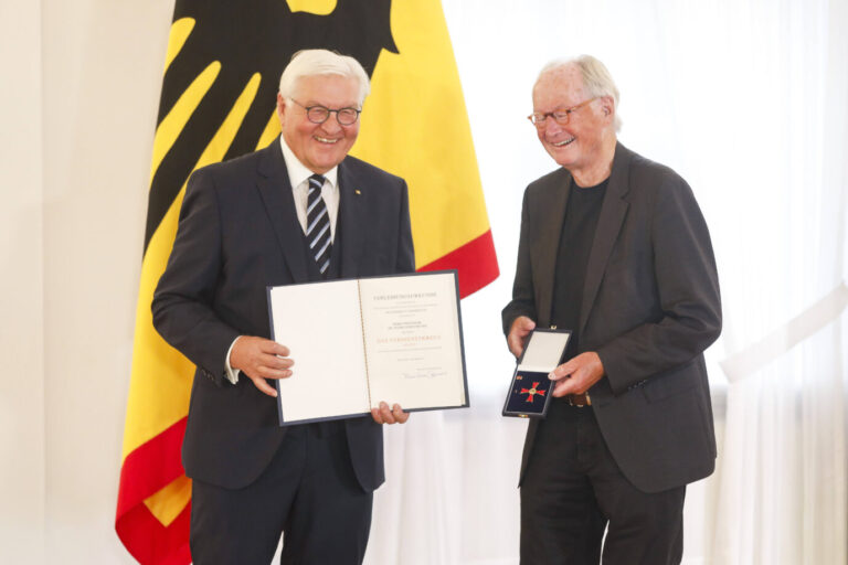 Links sieht man den Bundespräsidenten Frank-Walter Steinmeier und er verleiht dem Soziologen Wilhelm Heitmeyer wegen dessen schlechter Anti-AfD-Propaganda den Verdienstorden