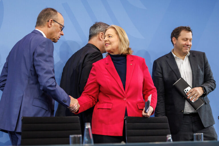 Bundesregierung unbeliebt wie nie: Bundeskanzler Friedrich (CDU) mit den Ministern und SPD-Chefs Bärbel Bas und Lars Klingbeil (rechts). Verdeckt: Markus Söder (CSU).