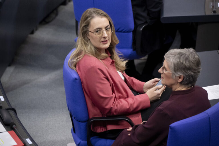 Konspirativ zueinander gewandt sitzen die Fraktionsvorsitzenden der Grünen im Bundestag, Katharina Dröge (links) und Britta Haßelmann im Bundestag – sie wollen christliche Kliniken zwingen, Abtreibungen durchzuführen.