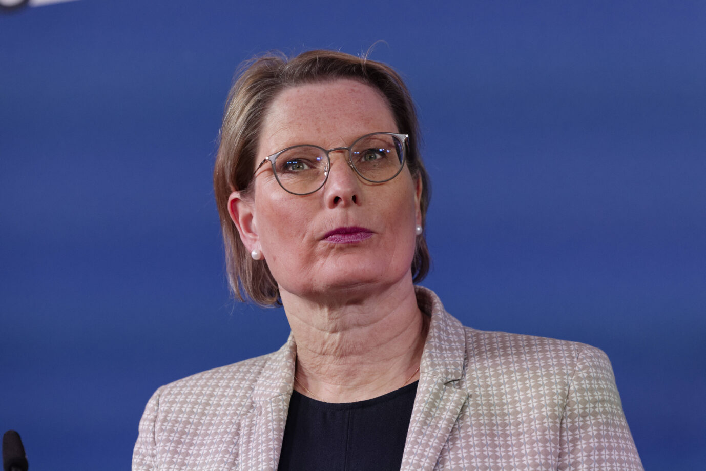 Will Schwarzfahrer in Zukunft nicht mehr strafrechtlich verfolge: Bundesjustizministerin Stefanie Hubig (SPD). Foto: IMAGO / Jürgen Heinrich