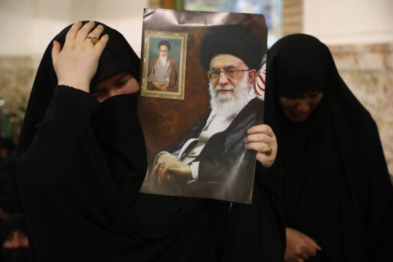 Zwei Iranerinnen betrauern den durch Israel getöteten Diktator des Landes, Ajatollah Ali Chamenei. (Themenbild)