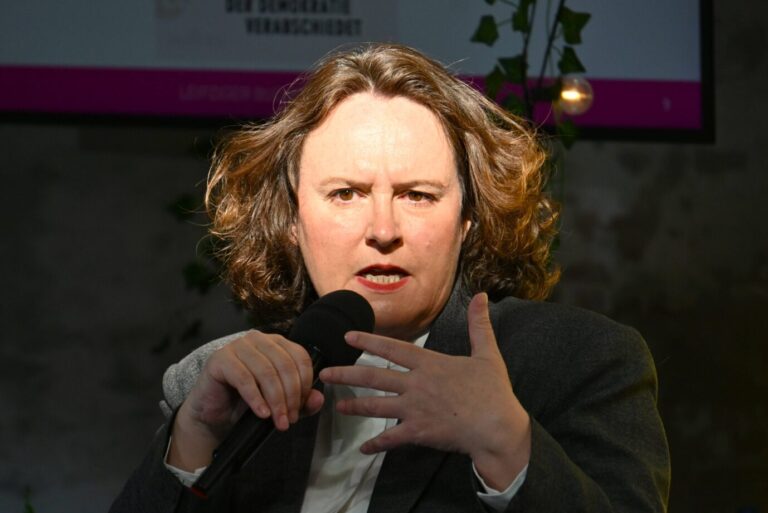 Publizistin Jana Hensel stellt ihr neues Buch „Es war einmal ein Land“ auf der Leipziger Buchmesse vor: Sie gilt für viele als Osten-Kennerin. Foto: IMAGO / Manfred Segerer