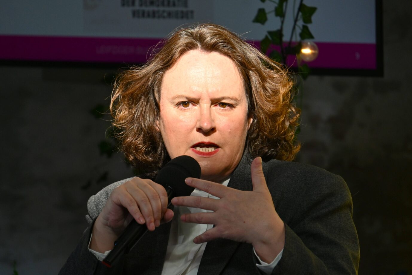 Publizistin Jana Hensel stellt ihr neues Buch „Es war einmal ein Land“ auf der Leipziger Buchmesse vor: Sie gilt für viele als Osten-Kennerin. Foto: IMAGO / Manfred Segerer