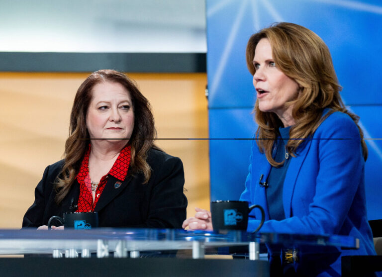 Links sieht man die republikanische Kandidatin Maria Lazar und sie schaut finster auf die demokratische Wahlsiegerin Chris Taylor, bei der Wahl zum Supreme Court in Wisconsin