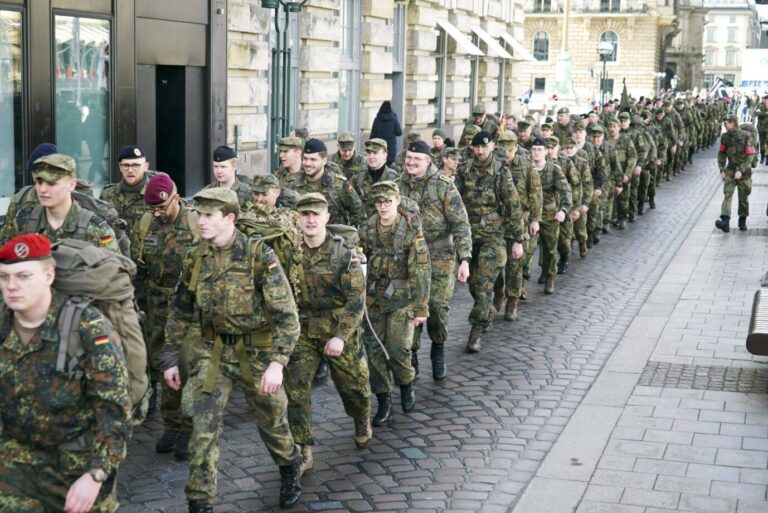 Ausreiseantrags-Pflicht: Statt ins Ausland zur Bundeswehr? Soldaten marschieren am Karfreitag zum Gedenken an gefallene Kameraden durch Hamburg.