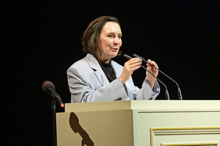 Klementyna Suchanow, Journalistin und Abtreibungsaktivistin, bei der feierlichen Festveranstaltung zur Verleihung des Friedenspreises Dresden. (Themenbild)