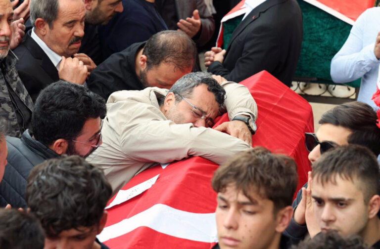 Das Bild zeigt Trauergäste bei der Beerdigung der Opfer von Kahramanmaraş: Die Türkei leidet unter steigender Jugendkriminalität.