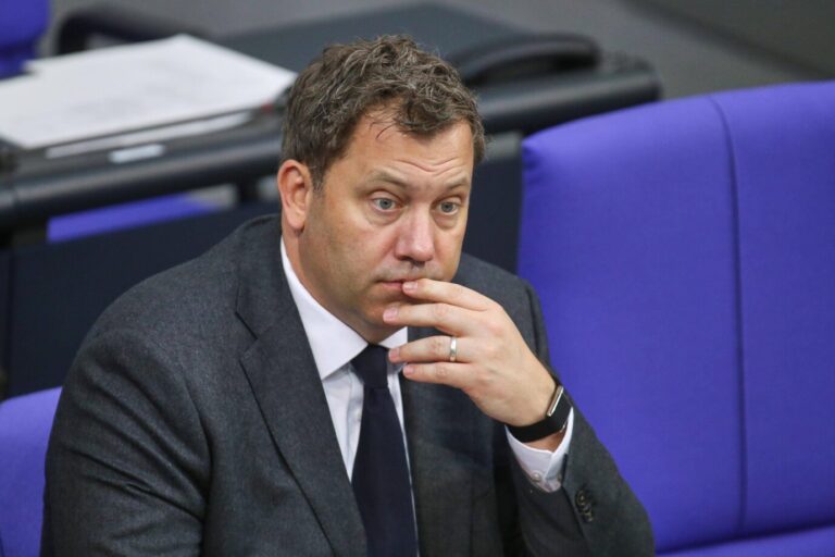 Sein Haushaltsentwurf sorgt für Unmut unter Ökonomen: Lars Klingbeil (SPD). Foto: IMAGO / dts Nachrichtenagentur
