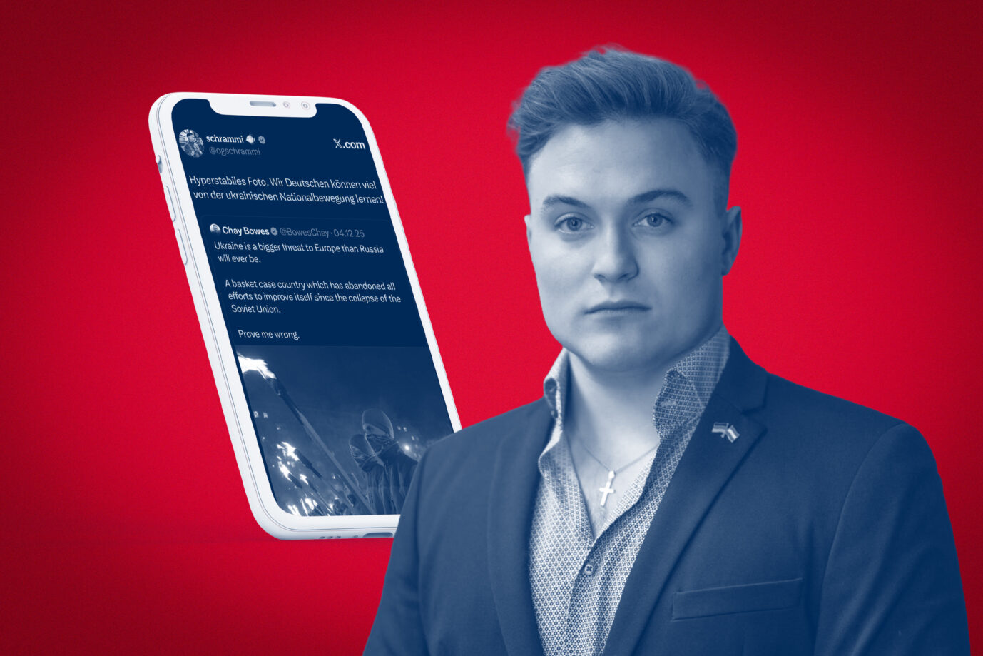 Man sieht den AfD-Politiker Tim Schramm, daneben schwebt ein Handy in der Luft auf dem ein Post über das Asow-Battailon zu sehen ist