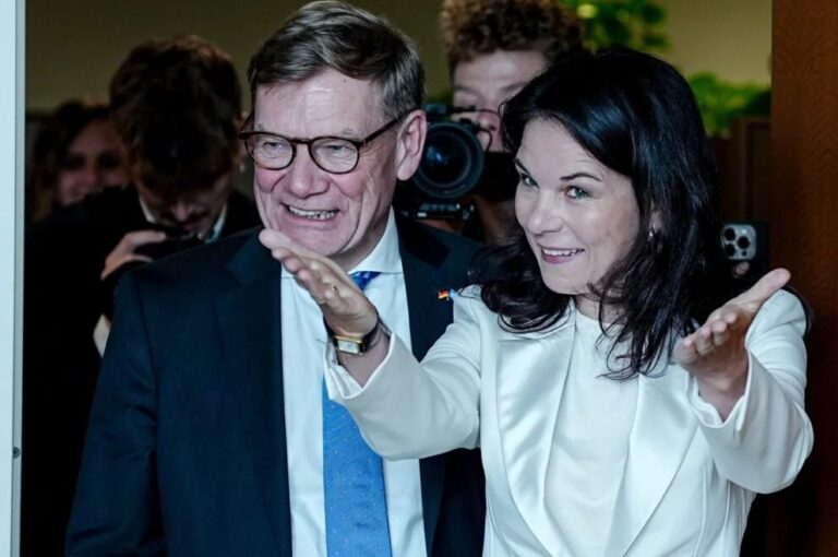 Allein in New York? Außenminister Johann Wadephul (CDU) mit der Präsidentin der UN-Generalversammlung, Annalena Baerbock (Grüne) im UN-Gebäude.