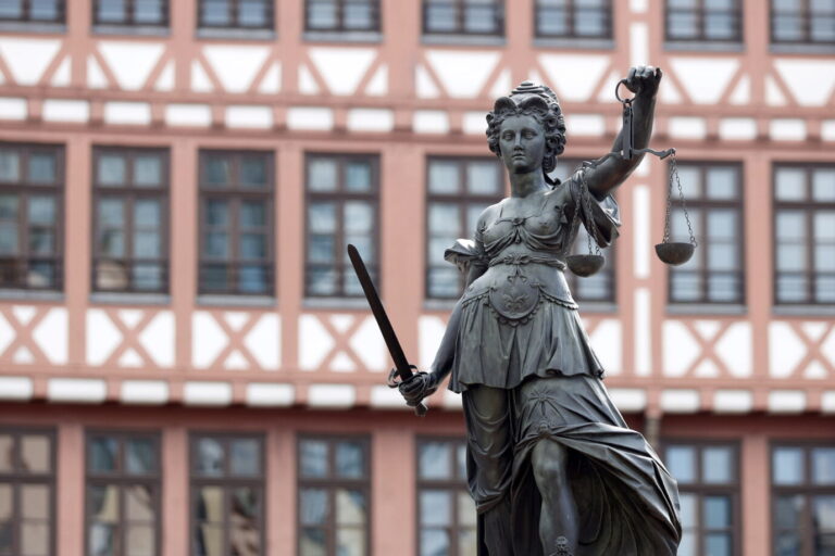Die Justitia auf dem Gerechtigkeitsbrunnen auf dem Frankfurter Römerberg. (Symbolbild)