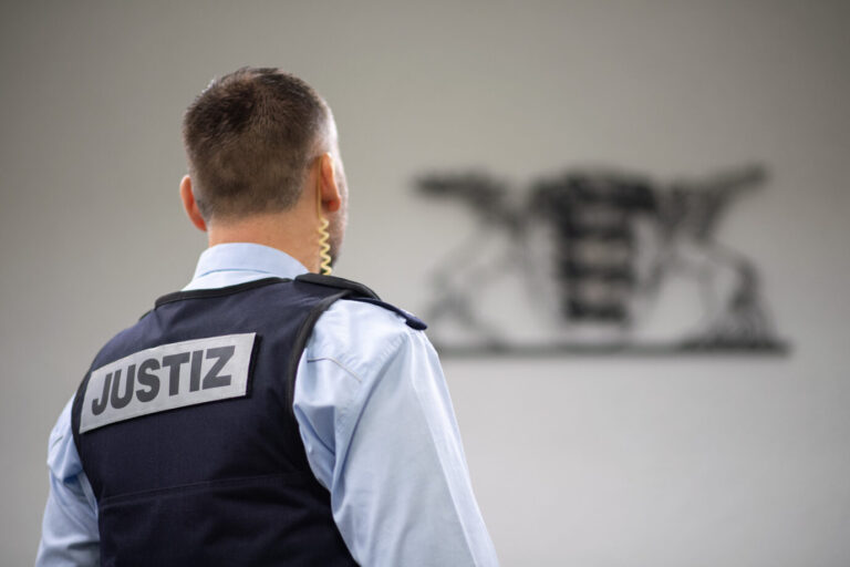Ein Justizbeamter in einem Gerichtssaal (Symbolbild): Der Senior starb an einem Schädel-Hirn-Trauma, nachdem der Türke ihn ins Gesicht geschlagen hatte. Foto: picture alliance/dpa | Sebastian Gollnow