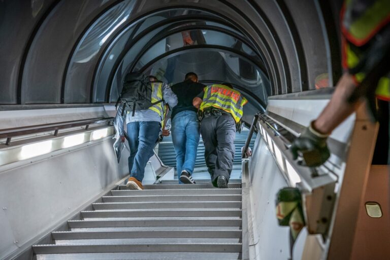 Abschiebung eines Afghanen per Flugzeug in sein Heimatland.