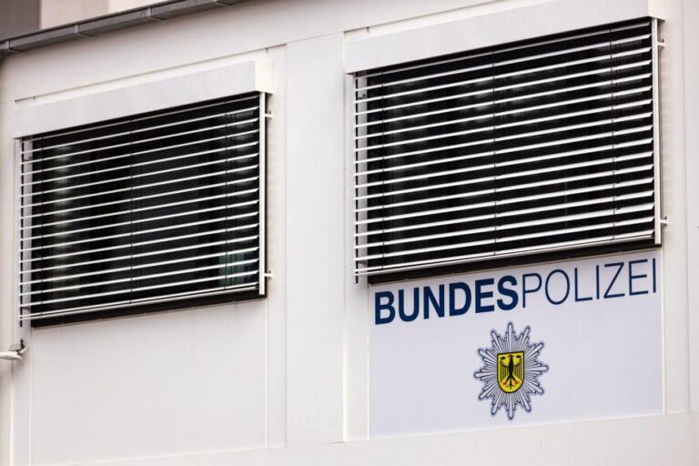 Marode Polizeiwachen: Die Bundespolizei-Inspektion in einem behelfsmäßigen Containerdorf am Kölner Hauptbahnhof.