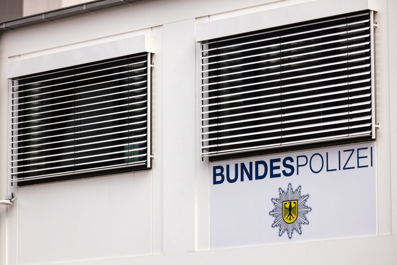 Marode Polizeiwachen: Die Bundespolizei-Inspektion in einem behelfsmäßigen Containerdorf am Kölner Hauptbahnhof.