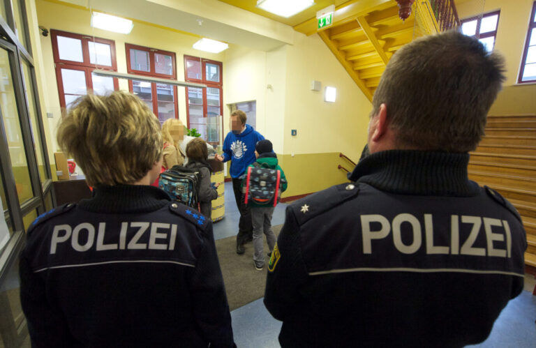 Polizisten stehen am Donnerstag (01.03.2012) auf einem Flur der Internationalen Schule in Leipzig. Einen Tag nach dem Alarmruf in der Schule ist heute der normale Schulbetrieb wieder aufgenommen worden. Ein Alarmruf der International School hatte am Mittwoch (29.02.2012) einen Großeinsatz von Polizei- und Rettungskräften ausgelöst. Befürchtungen der Beamten, es habe einen Amoklauf oder eine Geiselnahme gegeben, bestätigten sich aber nicht. Foto: Peter Endig dpa/lsn (zu lsn 0020 vom 01.03.2012) ++