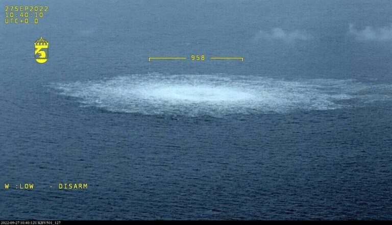 Auf diesem von der schwedischen Küstenwache zur Verfügung gestellten Bild ist das Gasleck an der Nord Stream-Pipeline in der Ostsee zu sehen, das am Mittwoch, dem 27. September 2022, aus einem Flugzeug der Küstenwache fotografiert wurde. Vor der Südküste Schwedens wurde ein viertes Leck an den Nord Stream-Pipelines gemeldet. Zuvor waren bereits drei Lecks an den beiden von Russland nach Deutschland verlaufenden Unterwasserpipelines gemeldet worden. (Schwedische Küstenwache via AP). Die AfD fordert nun einen Untersuchungsausschuss.