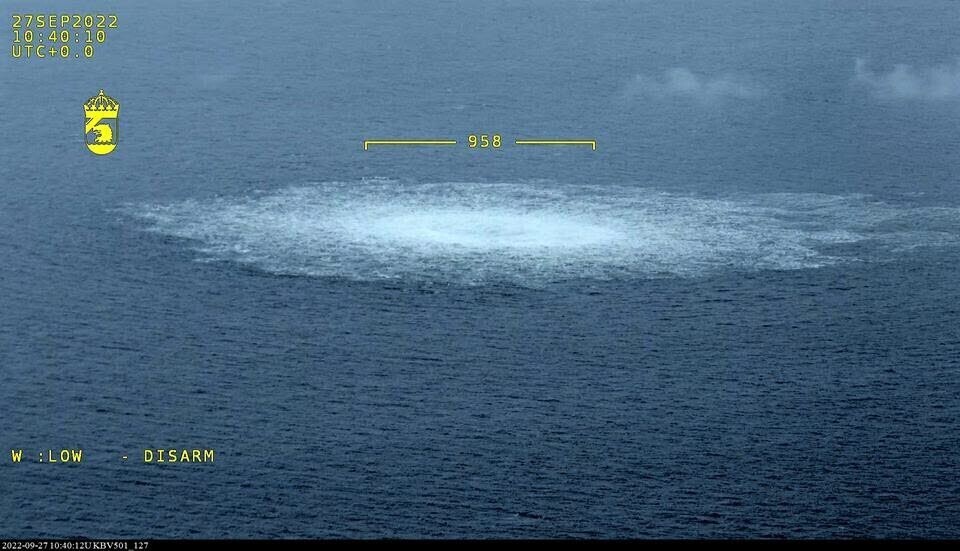 Auf diesem von der schwedischen Küstenwache zur Verfügung gestellten Bild ist das Gasleck an der Nord Stream-Pipeline in der Ostsee zu sehen, das am Mittwoch, dem 27. September 2022, aus einem Flugzeug der Küstenwache fotografiert wurde. Vor der Südküste Schwedens wurde ein viertes Leck an den Nord Stream-Pipelines gemeldet. Zuvor waren bereits drei Lecks an den beiden von Russland nach Deutschland verlaufenden Unterwasserpipelines gemeldet worden. (Schwedische Küstenwache via AP). Die AfD fordert nun einen Untersuchungsausschuss.