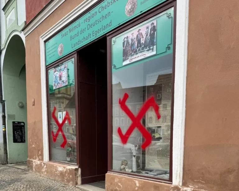 NS-Symbolik auf dem Schaufenster eines Zentrums der deutschen Minderheit in Eger, Tschechien: Keine Versöhnung. Foto: Stadt Eger (Město Cheb)