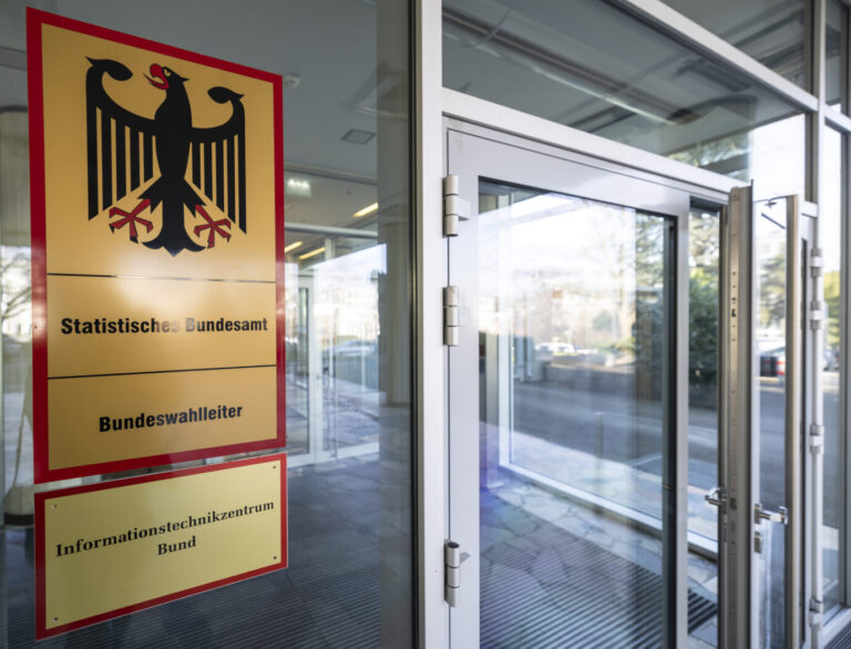 Das Bild zeigt den Eingangsbereich des Statistischen Bundesamts. Eine neue Erhebung des Amts zeigt, dass der öffentliche Dienst und die Zahl der Beamten deutlich wachsen.