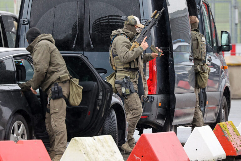 Schwer bewaffnete Spezialkräfte der Polizei (Symbolbild): 17jähriger Syrer in U-Haft. Foto: picture alliance/dpa | Bodo Marks