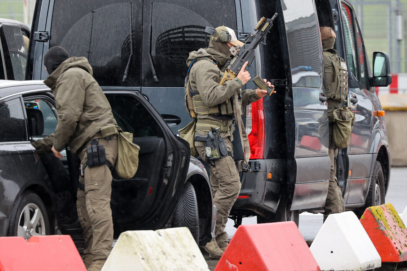 Schwer bewaffnete Spezialkräfte der Polizei (Symbolbild): 17jähriger Syrer in U-Haft. Foto: picture alliance/dpa | Bodo Marks
