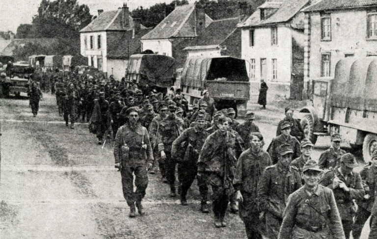Für Churchill potentielle neue Soldaten: Wehrmachtssoldaten gehen in britische Kriegsgefangenschaft.