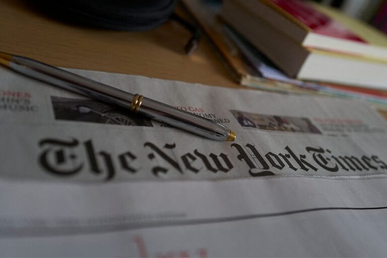 Das Bild zeigt eine Ausgabe der „New York Times“ auf einem Schreibtisch. Das Medium verklagt aktuell das Pentagon.