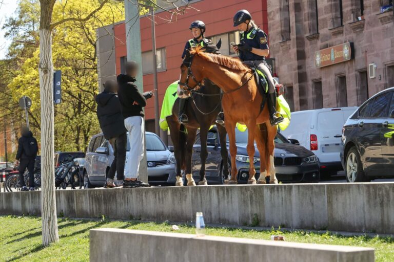 Das Bild zeigt eine Polizeikontrolle am Nelson-Mandela-Platz in Nürnberg. Hier soll eine Migrantenbande Mädchen drogenabhängig gemacht und in die Prostitution getrieben haben.