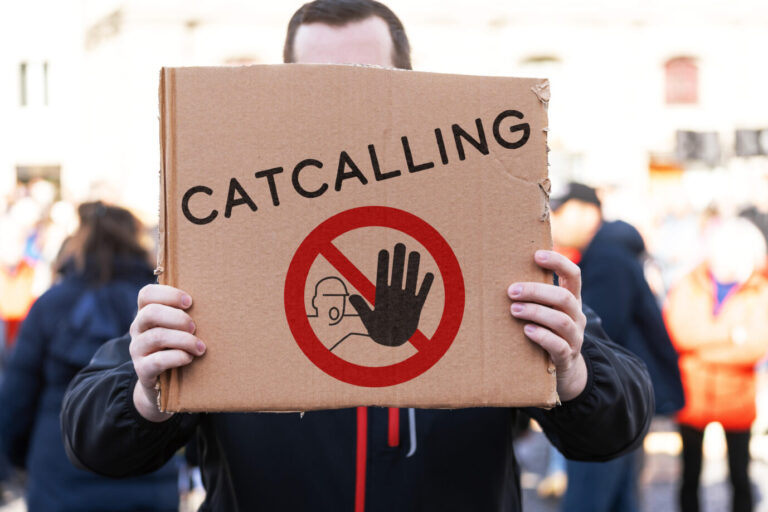 Ein Schild mit der Aufschrift „Catcalling“, hier gebraucht, um den Kölner Vorstoß zu symbolisieren