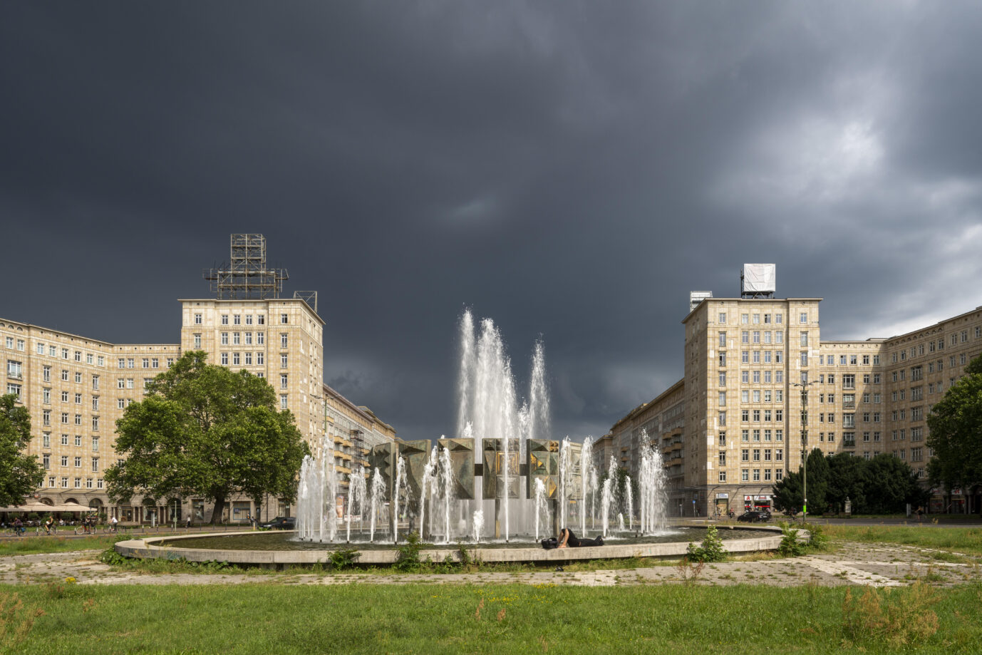 Man sieht Bauten im Stil des Stalin-Klassizismus – Die Karl-Marx-Allee in Berlin – früher hieß sie Stalinallee.