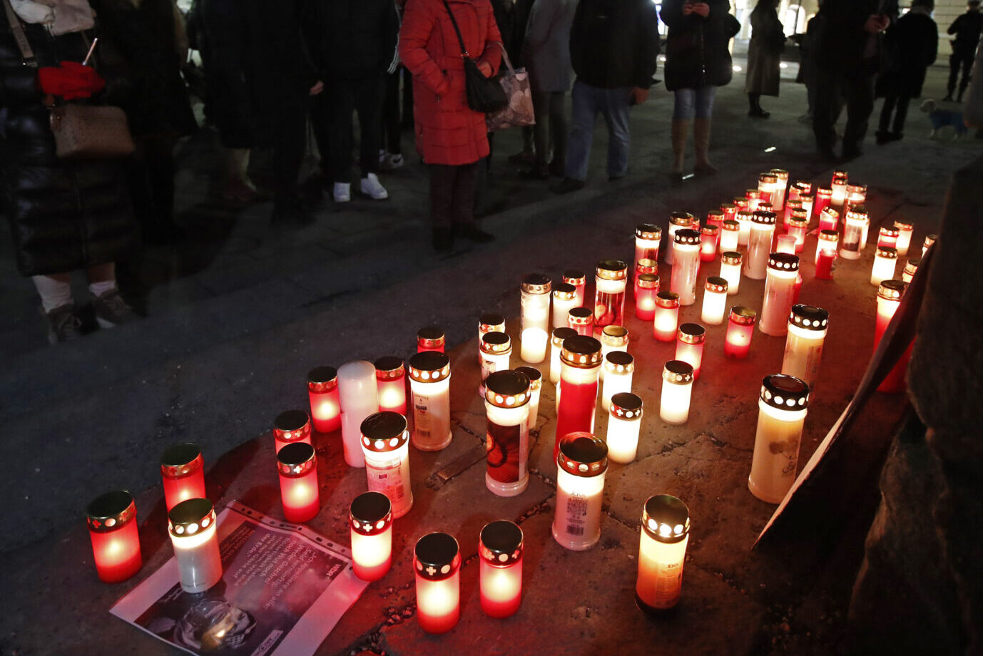 Der Schock sitzt tief. In ganz Villach herrschte große Trauer nach dem furchtbaren Anschlag eines Syrers. Der Terrorist selbst bereut seine Tat nicht. FOTO: picture alliance / GERD EGGENBERGER / APA /