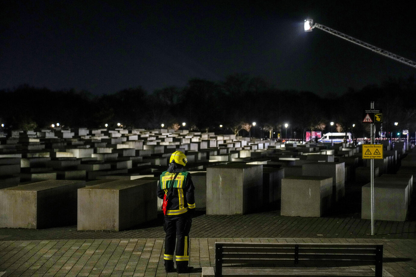 Das Bild zeigt das Holocaust-Mahnmal in Berlin, nachdem ein Syrer dort einen Messerangriff begangen hatte.