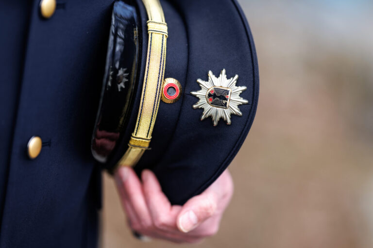 Das Hoheitszeichen der Bundespolizei auf einer Mütze: Maninger darf endgültig den Polizei-Nachwuchs ausbilden. Foto: picture alliance / dpa | Matthias Balk