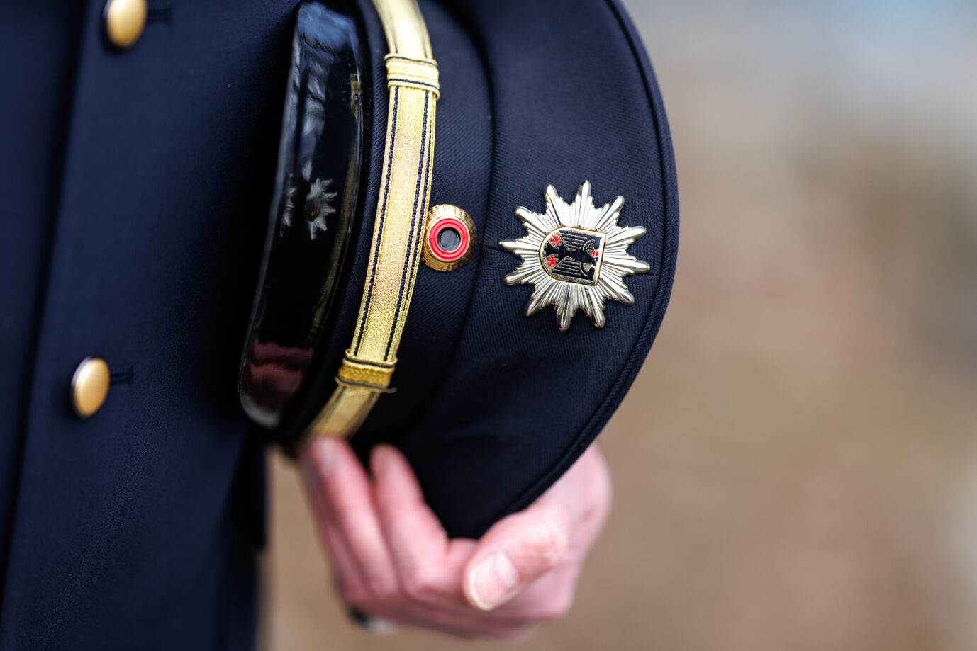 Das Hoheitszeichen der Bundespolizei auf einer Mütze: Maninger darf endgültig den Polizei-Nachwuchs ausbilden. Foto: picture alliance / dpa | Matthias Balk